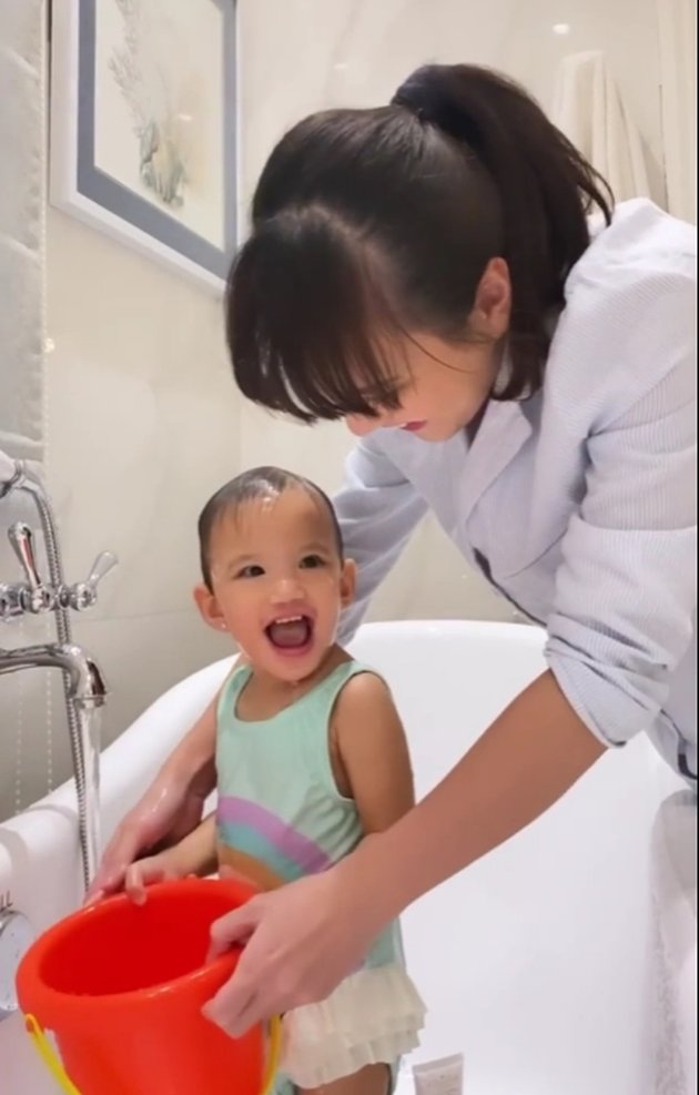 6 Photos of Shandy Aulia Bathing Claire and Immediately Receiving Criticism, Accused of Wasting Water Because the Tap is Always Open - Netizens: Doesn't Catch a Cold?