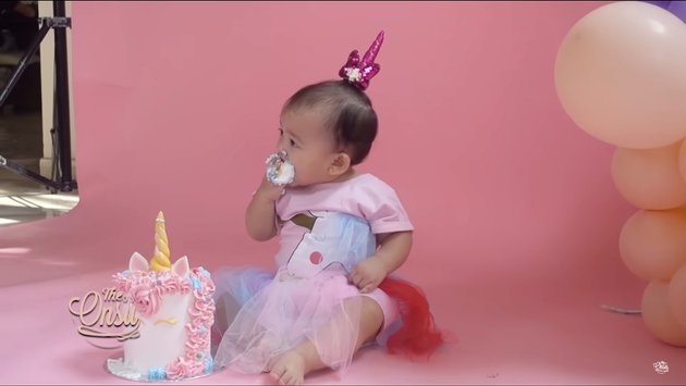 6 Portraits of Thania Putri Onsu's First Time Eating Tart, So Cute Even Though It's Messy