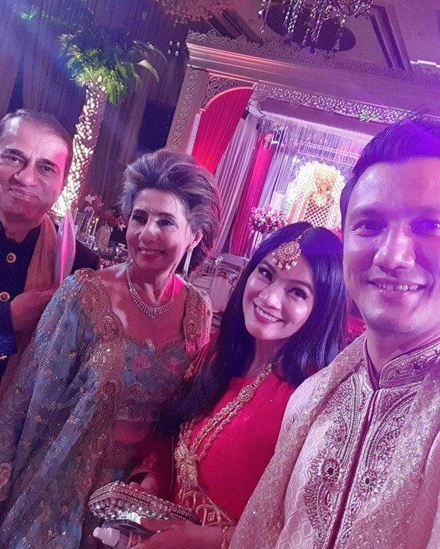 Senyum bahagia terpancar dari Titi Kamal dan Christian saat menghadiri pernikahan Rocky Soraya.
