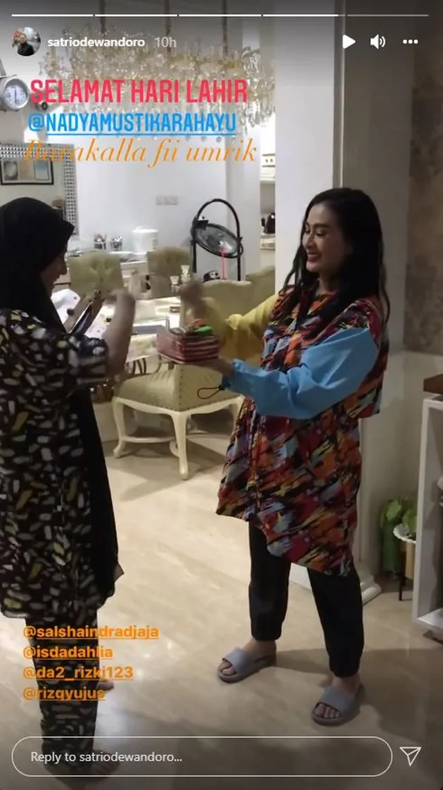 Nadya Mustika Ulang Tahun Iis Dahlia