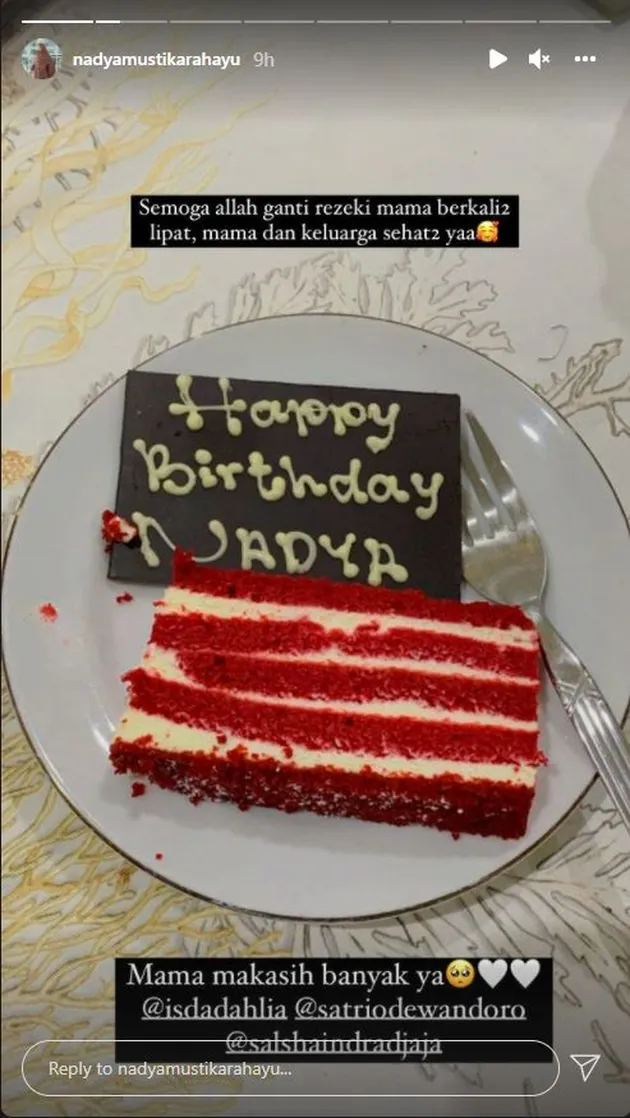 Nadya Mustika Ulang Tahun Iis Dahlia