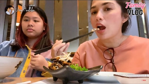 6 Potraits of Ussy Sulistiawaty Touring the Mall, Willing to Use a Wheelchair to Find Chicken Noodles