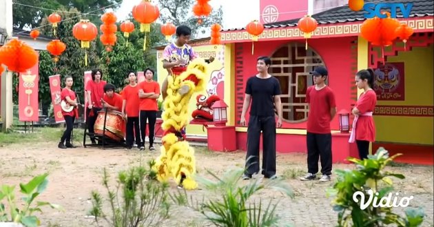 6 Pictures of Wulan and Joko Practicing Barongsai Together in 'DARI JENDELA SMP', Annoyed But Still Love Each Other
