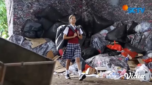 6 Portraits of Wulan Buried in Trash in 'FROM THE WINDOW OF JUNIOR HIGH SCHOOL', Confuses Joko in Searching for Her