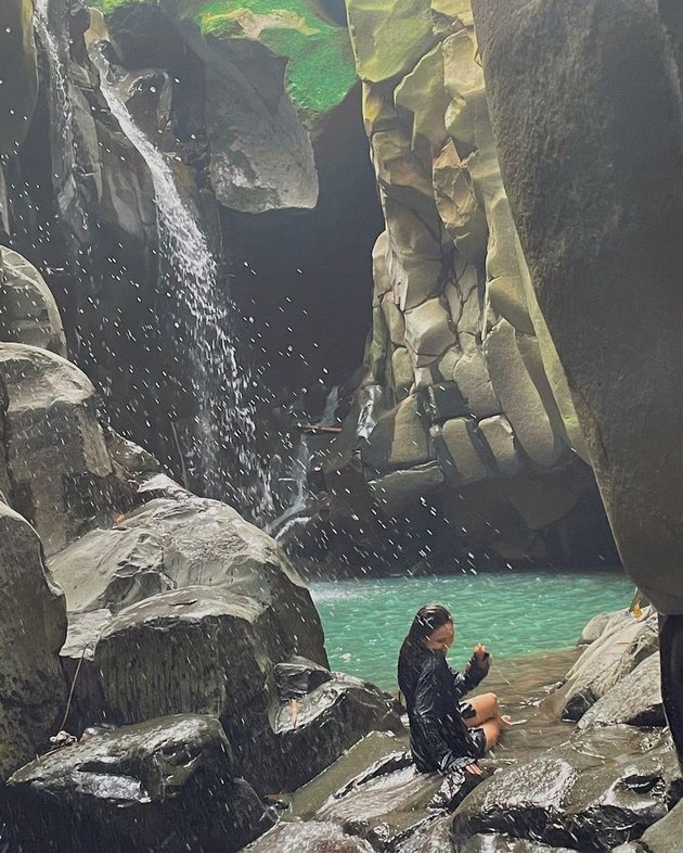 6 Potret Yasmin Napper Star of 'LOVE STORY THE SERIES' While Vacationing at the Waterfall, Wearing Modest Outfit - Still Naturally Beautiful