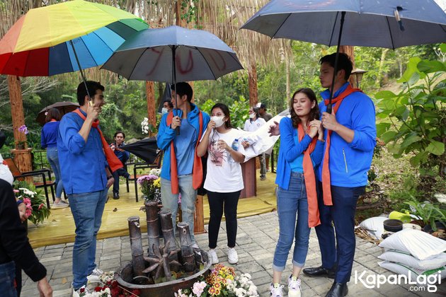 6 Photos of Zoe Jackson and Kevin Kambey Holding an Umbrella Together on the Set of 'BUKU HARIAN SEORANG ISTRI', So Close - They Even Hugged