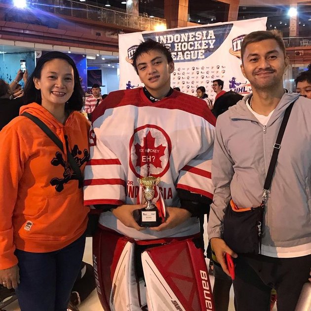 Berbeda dengan anak kebanyakan, Arka memilih untuk menekuni olahraga ice hockey. Padahal di Indonesia sendiri, olahraga ini belum begitu populer.
