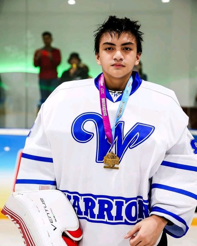 7 Actions of Arka, Anjasmara's Son, as an Ice Hockey Athlete, Achievements & Making the Family Proud