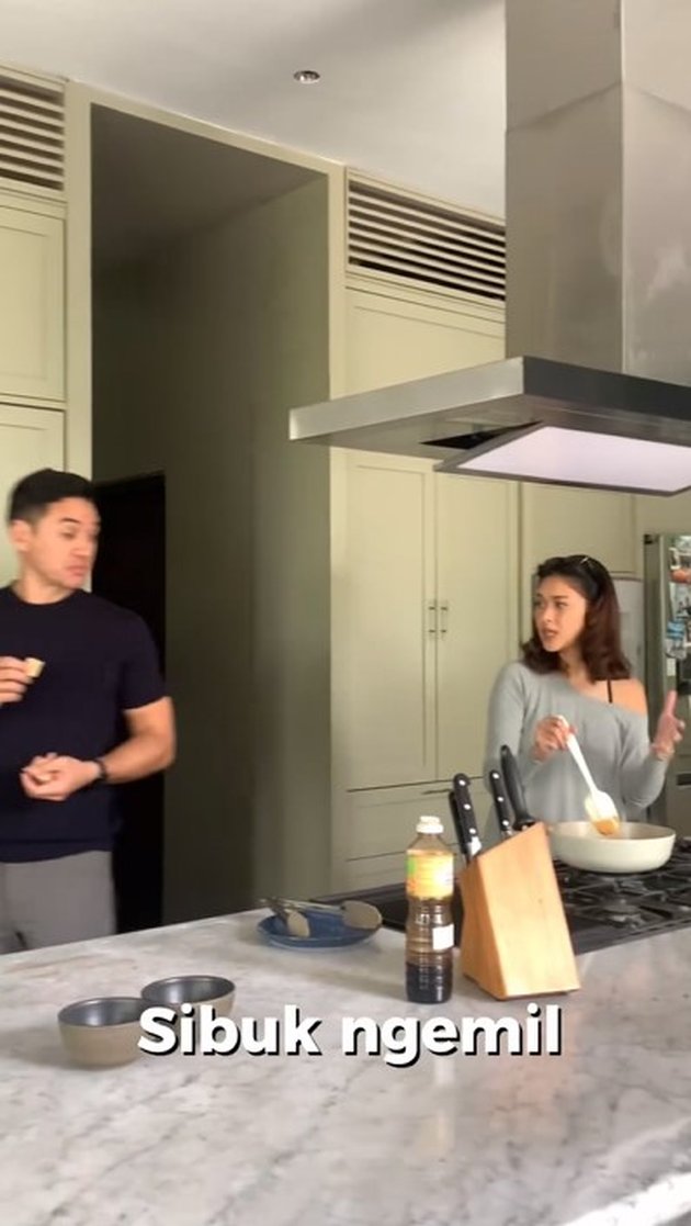 7 Reasons Why Andrew White is Forbidden to Help Nana Mirdad Cook, Even Commented by In-laws