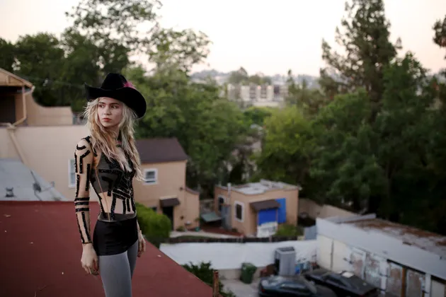 Grimes bakal merilis album dalam waktu dekat. Di akun twitternya, ia mengatakan bakal merilisnya di bulan Oktober nanti. Benarkah demikian? Kita tunggu saja...
