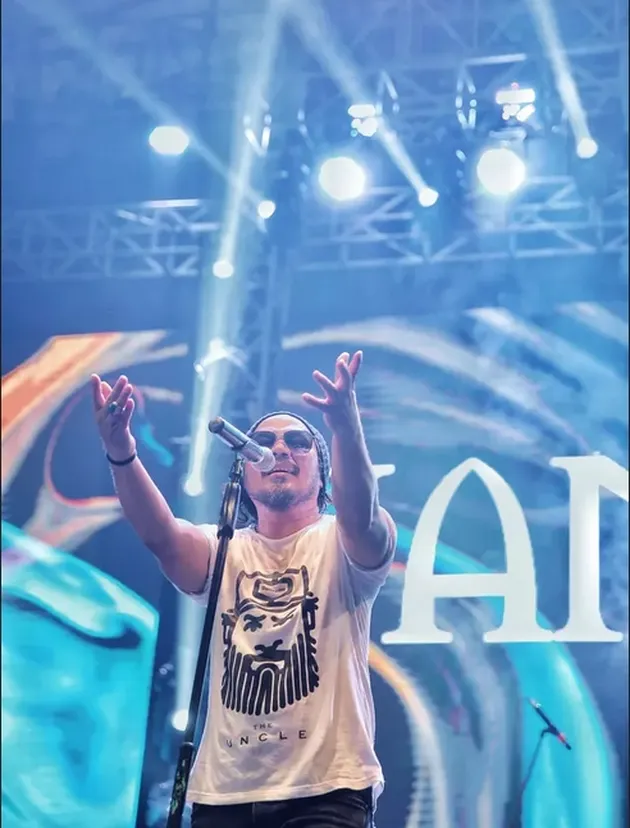 Meski jarang tampil rupanya band Jamrud ini menjadi line up acara Synchronize Fest 2019. Sebelum Synchronize Fest band Jamrud juga tampil di Soundrenaline di Bali beberapa waktu lalu. Kembalinya band Jamrud ini yang digawangi vokalis Krisyanto sangat menari perhatian penonton lewat lagu-lagunya. Beberapa lagu yang dinyanyikan membuat band Jamrud menjadi beringas.
