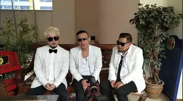 Band ST 12 sudah lama tak terdengar, band yang bergenre pop ini rupanya harus ditinggal oleh sang vokalis Charly. Namun dengan berjalannya waktu, ST 12 kembali berdiri dengan vokalis baru yaitu Firman Siagin yang merupakan jebolan dari Indonesian Idol. Tak hanya main, band ST 12 ini juga merilis single repackage yang bertajuk 'Kepingan Hati' melansir dari Liputan6.com