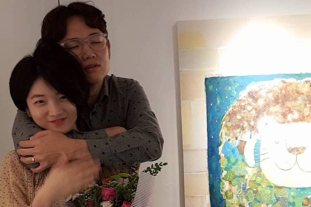 TV personality Jang Sung Kyu menikahi kekasihnya yang merupakan cinta pertamanya di tahun 2014. 10 tahun pacaran sebelum menikah, mereka tetap romantis. Bahkan Jang Sung Kyu dengan yakin mengatakan kalau tidak pernah lupa ulang tahun istrinya sekali pun!
