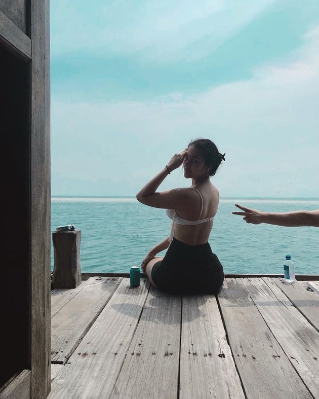 8 Series of Photos of Anya Geraldine Showing Her Smooth Back, Making Netizens Focus on Her and Reminded to Cover Her Aurat