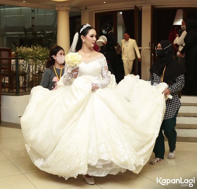 7 Makeup and Wedding Dress Details of Kalina Ocktaranny, Now Officially Vicky Prasetyo's Wife