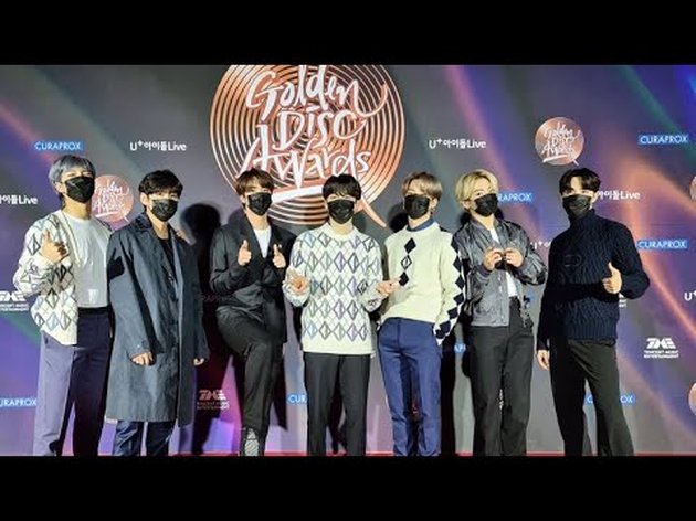 BTS ketika menghadiri GDA tahun lalu. Sebagai seorang world star, penampilan mereka dengan sweater membuat beberapa Army geleng-geleng kepala. Kayak nggak menghadiri acara award.