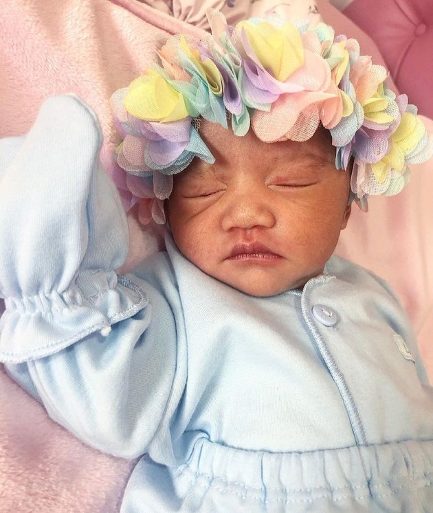 7 Photos of Baby Queency Putri Kezia Karamoy with Head Decorations, Super Cute