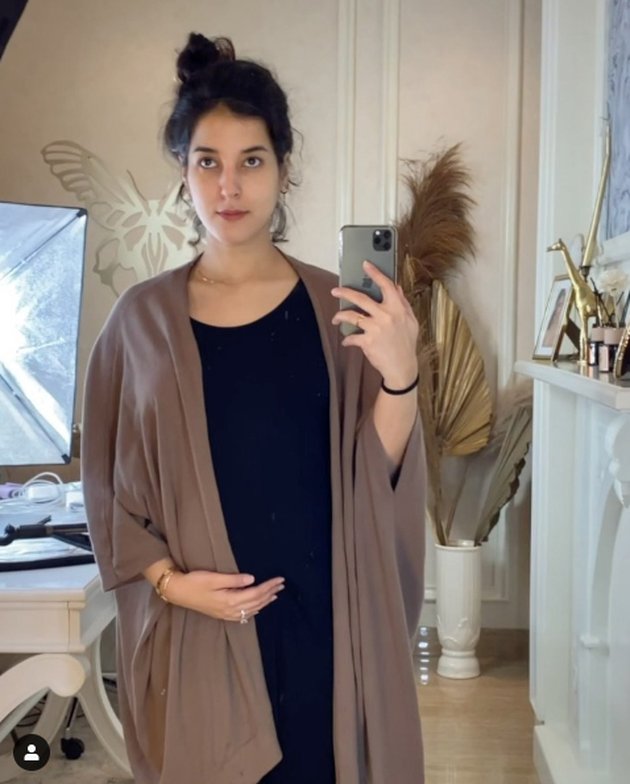 7 Beautiful Photos of Tasya Farasya Showing off Her Growing Baby Bump, Earns Praise from Netizens