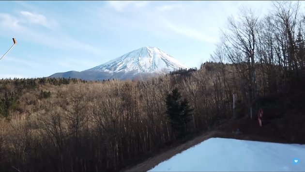 7 Photos of Cut Meyriska and Roger Danuarta Vacationing at the Foot of Mount Fuji, Playing in the Snow - Sweetly Teasing Each Other