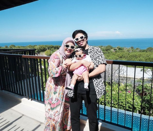 7 Family Portrait Photos of Aurel Hermansyah and Atta Halilintar, Baby Ameena Stands Out for Being Super Photogenic - They Look Elegant in Black Outfits