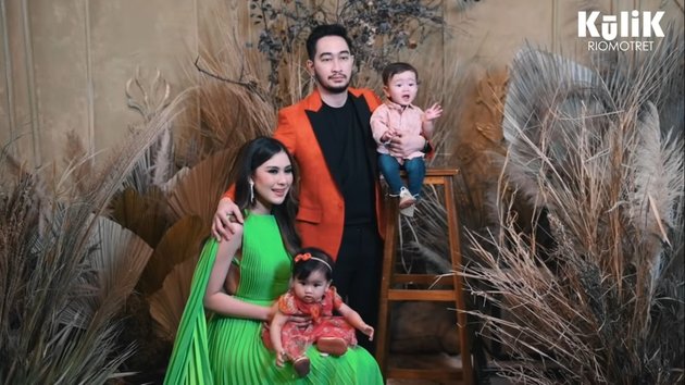 7 Photos of Syahnaz Sadiqah's Family Portrait Wearing Outfits Worth Over 4 Billion, Stunning in a Bright Green Dress