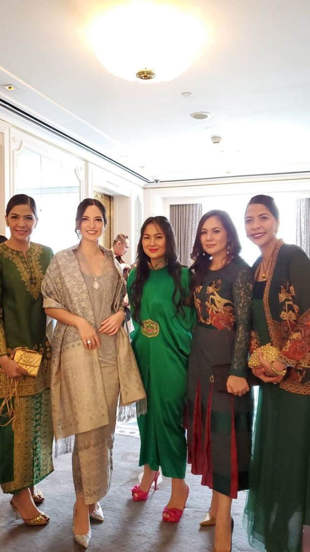 7 Beautiful Styles of Nia Ramadhani at Adinda Bakrie's Wedding, Graceful & Elegant with Kebaya