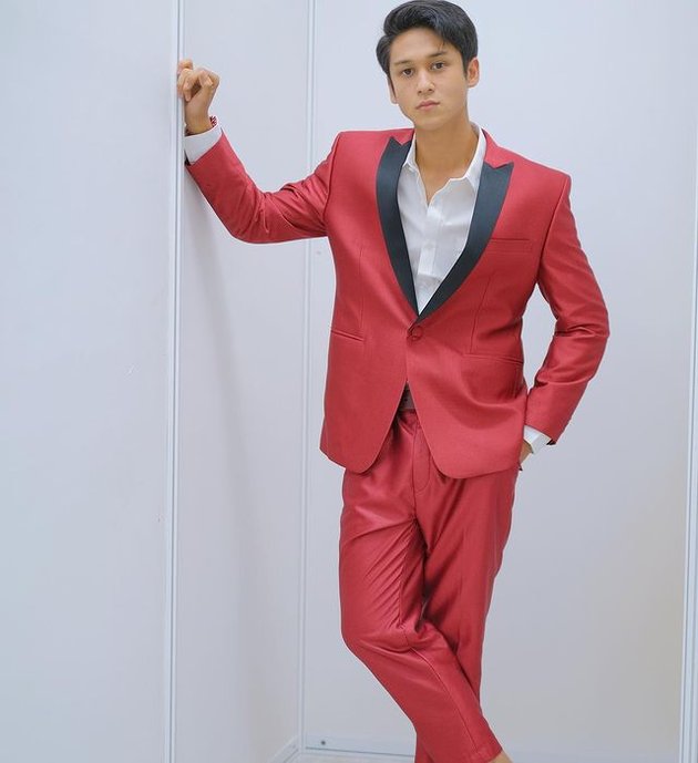 7 Cool Photos of Antonio Blanco Jr Wearing a Red Suit at HUT SCTV 31, Pasha 'BUKU HARIAN SEORANG ISTRI' Don't Miss It!