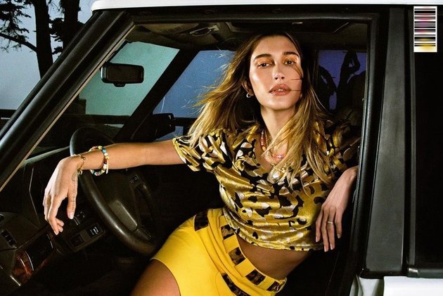 7 Photos of Hailey Baldwin in the Latest Vogue Photoshoot, Hot in Bikini and Beach Outfit