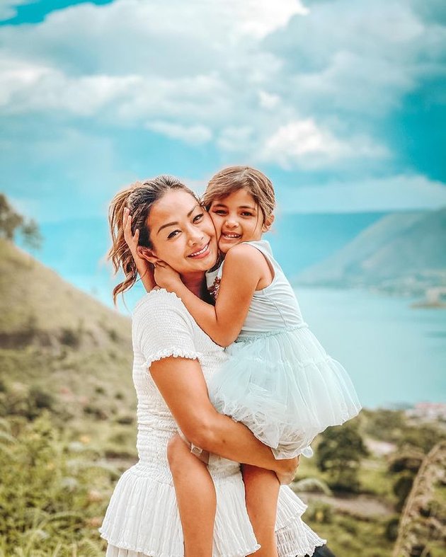 7 Beautiful Photos of Indah Kalalo When Taking Care of Her Children, Hot Mama Still Looks Gorgeous at the Age of 40