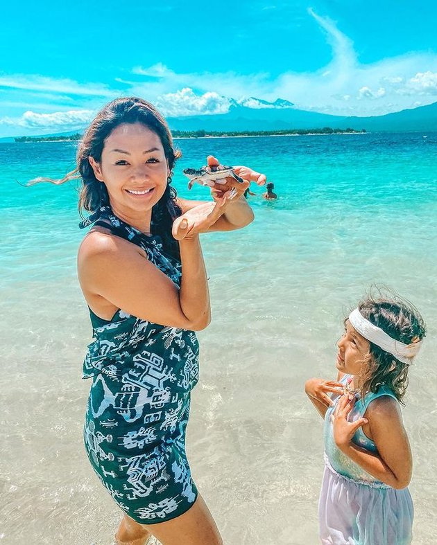 7 Beautiful Photos of Indah Kalalo When Taking Care of Her Children, Hot Mama Still Looks Gorgeous at the Age of 40