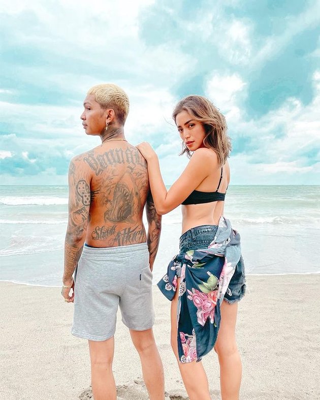 7 Photos of Jessica Iskandar Hanging Out with Young Lex at Bali Beach, Dancing and Making Tik Tok Videos Together