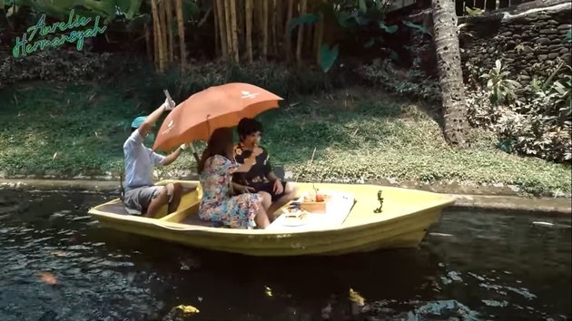 7 Photos of Affection between Atta Halilintar and Aurel Hermansyah in Ubud, Feeding Each Other While Riding a Romantic Boat
