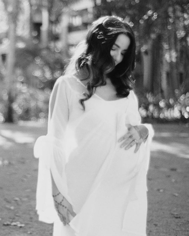 7 Maternity Shoot Photos of Sheila Marcia, Beautiful and Graceful in Long Gown
