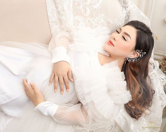 7 Maternity Shoot Photos of Vicky Shu, Looking Beautiful Like a Queen Standing on a Giant Shell!