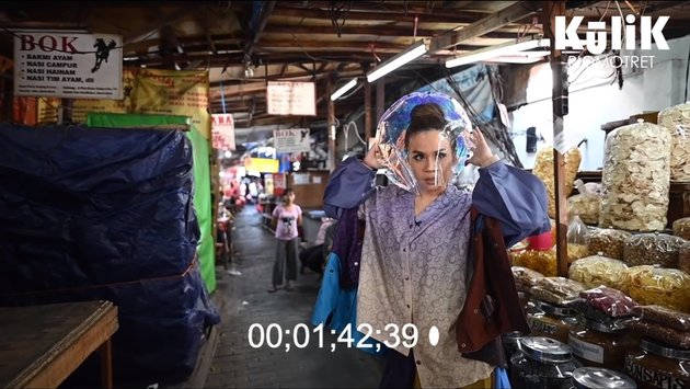 7 Photos of Melaney Ricardo's Photoshoot in Glodok Market, Super Glamorous - Previously Scolded by Fruit Sellers