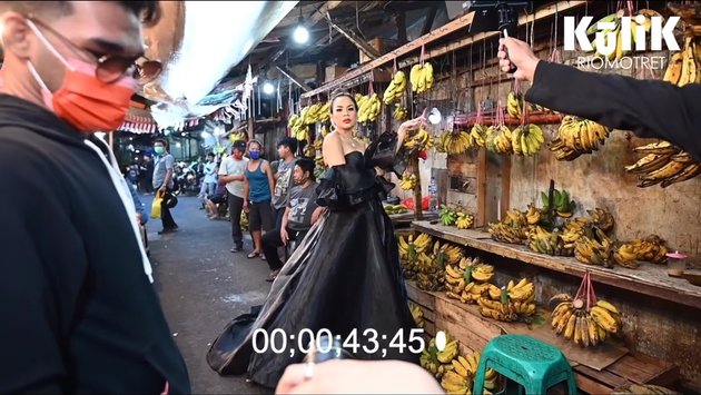 7 Photos of Melaney Ricardo's Photoshoot in Glodok Market, Super Glamorous - Previously Scolded by Fruit Sellers