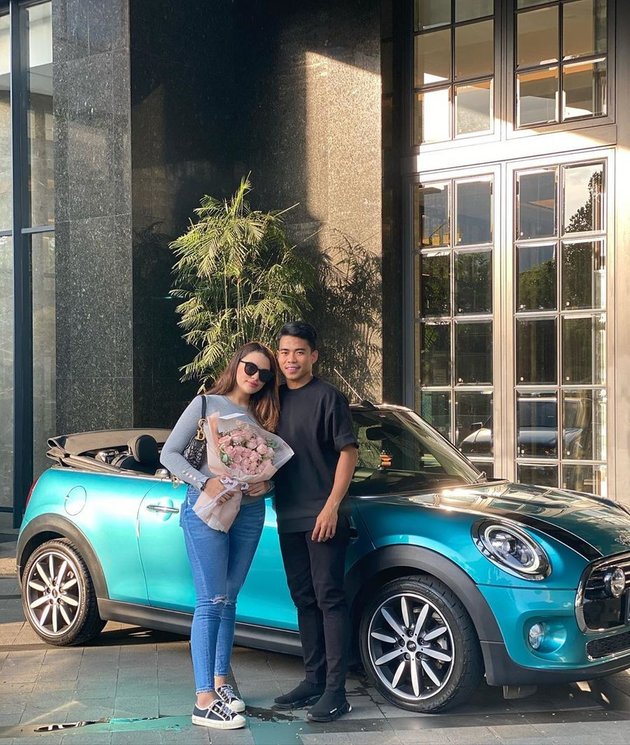7 Intimate Photos of Instagram Celebrity Sarah Ahmad & Her Boyfriend, Just Dating for 6 Months and Already Got a 1 Billion Rupiah Car