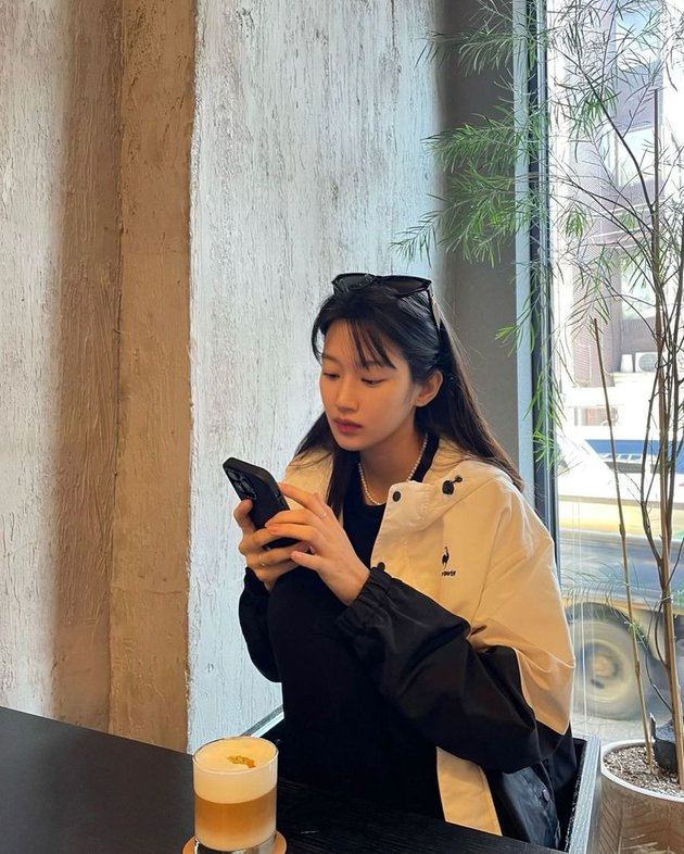 7 Photos of Moon Ga Young with Her Natural Beauty While Dressing Casual in Daily Life
