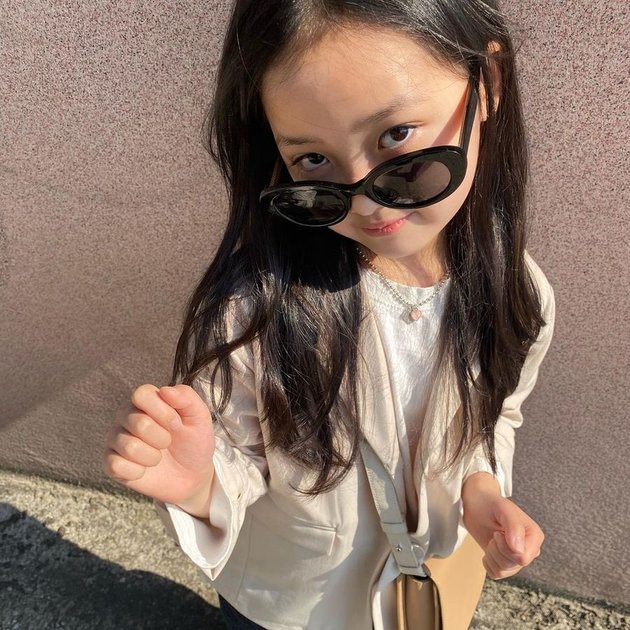 7 Photos of OOTD Kwon Yuli, the Cute Little Ulzzang from Korea with Long Hair, Her Style is Like a Young Lady