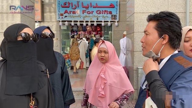 7 Photos of Raffi Ahmad's Employees Departing for Umrah, Searching for Nagita Slavina in Madinah Mall