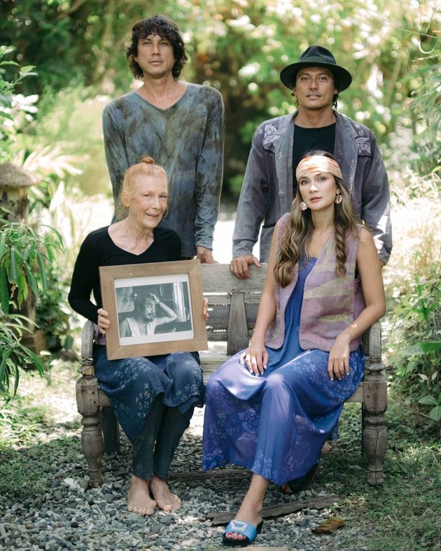8 Family Photoshoots of Luna Maya at Pondok Pisang - Bali, Warm and Very Happy