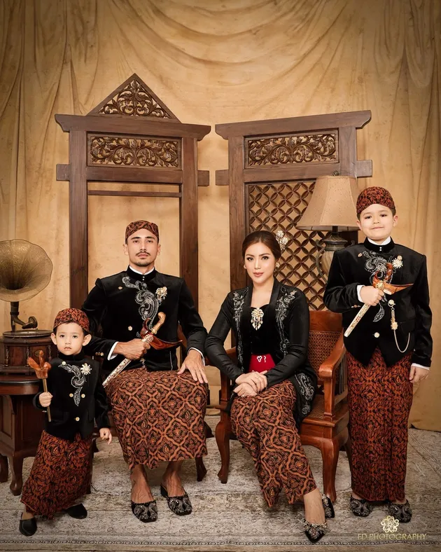 Pemotretan Natal Keluarga Jessica Iskandar