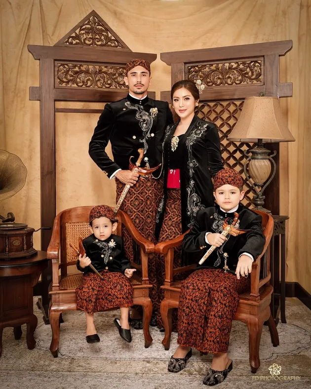 Pemotretan Natal Keluarga Jessica Iskandar