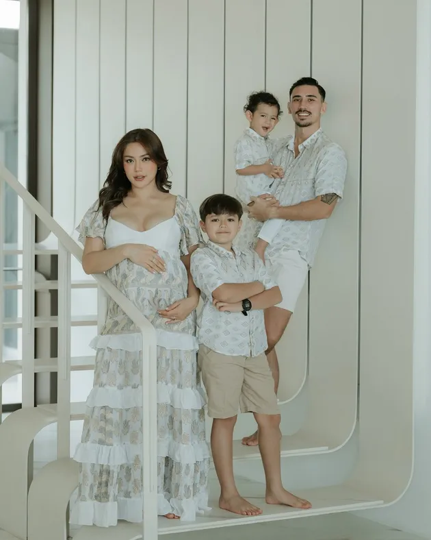 Pemotretan Natal Keluarga Jessica Iskandar