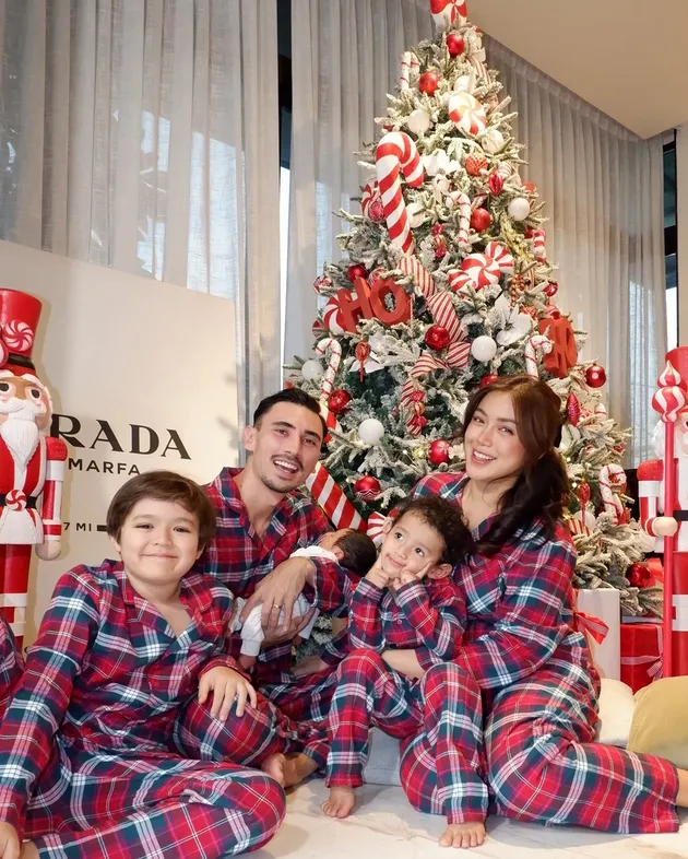 Pemotretan Natal Keluarga Jessica Iskandar
