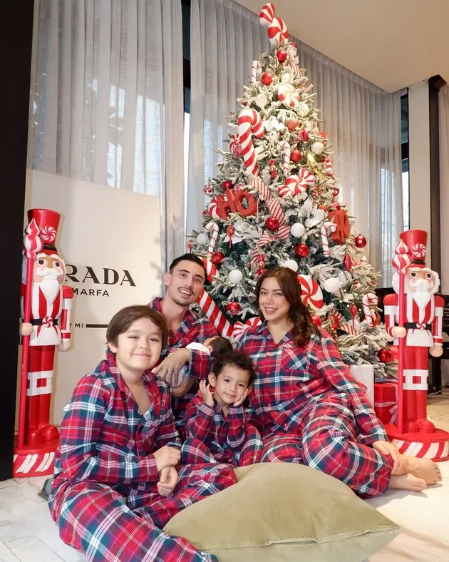 Pemotretan Natal Keluarga Jessica Iskandar