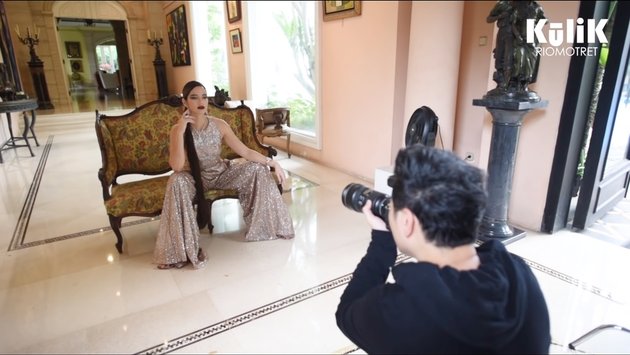 7 Photoshoots of Nia Ramadhani at Home, Wearing a Luxurious Dress Worth Rp100 Million