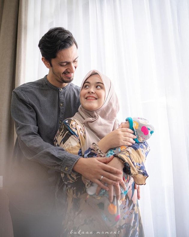 7 Photos of Vebby Palwinta's First Family Photoshoot with Her Husband and Child, So Harmonious!