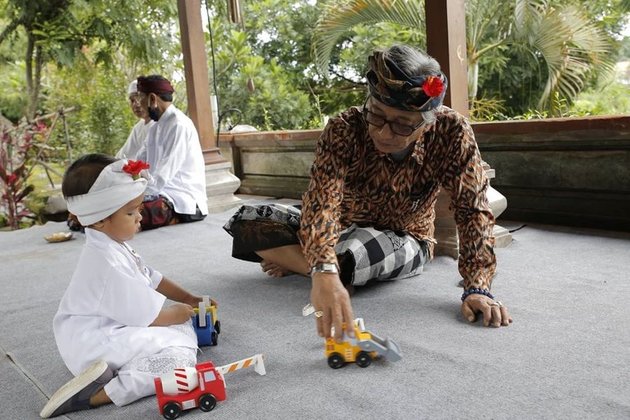 7 Photos of Bali Traditional Birthday Celebration of Happy Salma's Third Son, Serene Participating in the Procession