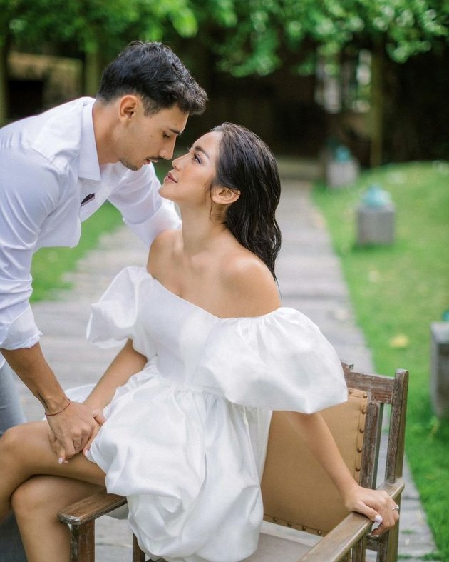7 Casual but Harmonious Prewedding Photos of Jessica Iskandar and Vincent Verhaag, Affectionately Carrying Each Other - Sharing Kisses